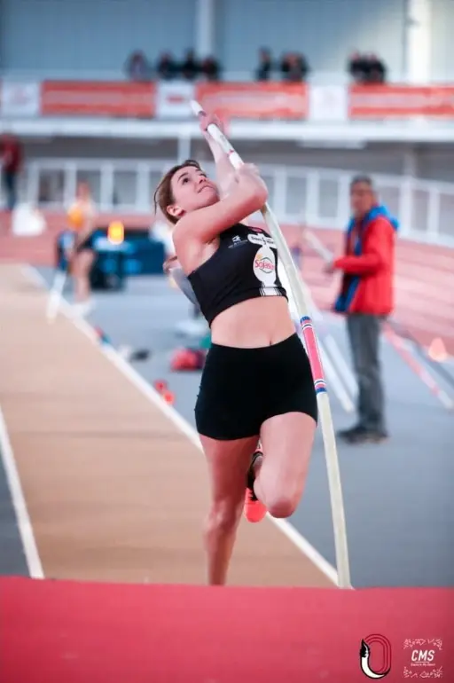 Athlète qui saute à la perche