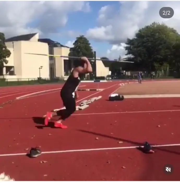 Athlète qui s'élance pour lancer le javelot