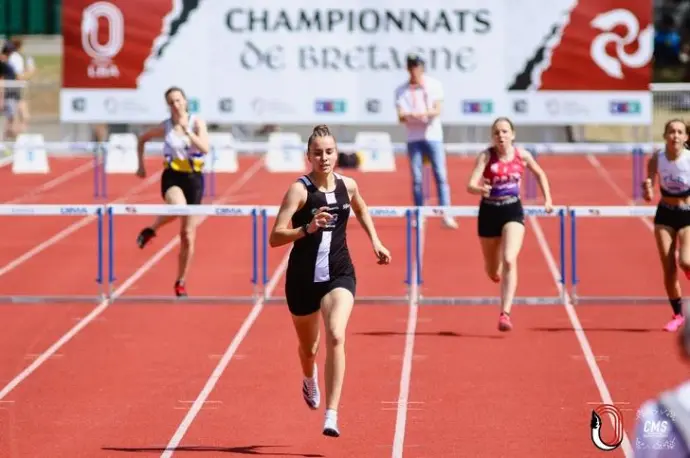 Athlètes qui font une course de haies