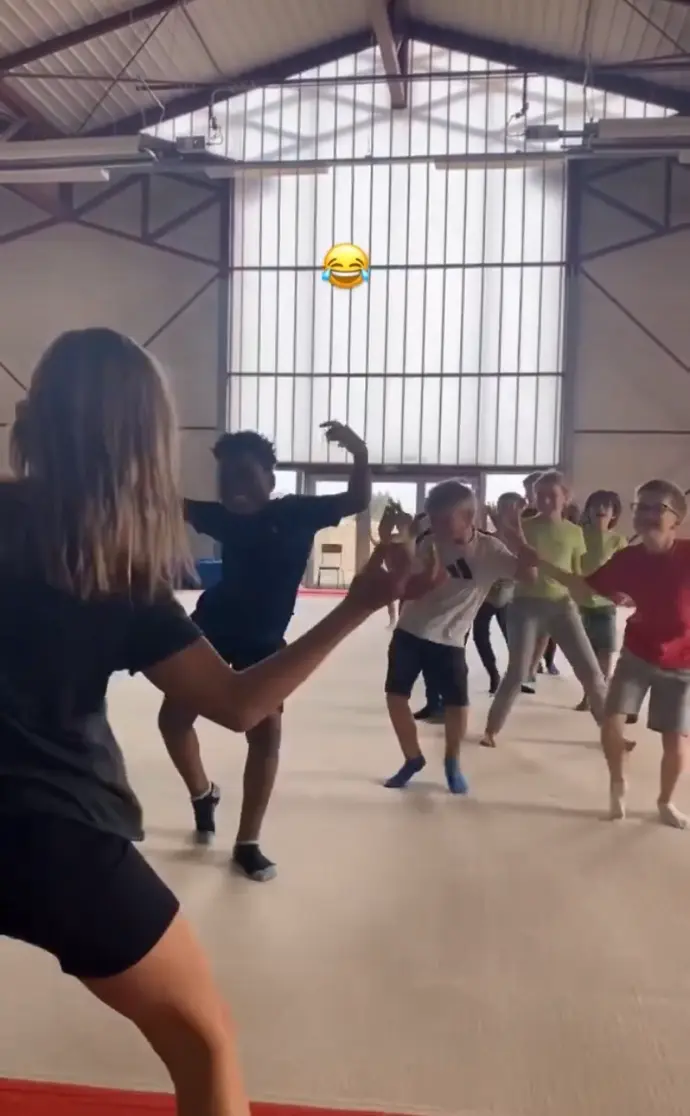 Jeunes qui font de la gym pour le multisports